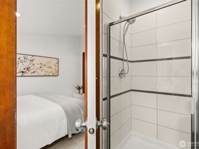 672 NE 40th St, Seattle WA 98105