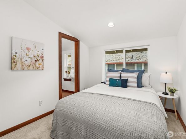 672 NE 40th St, Seattle WA 98105