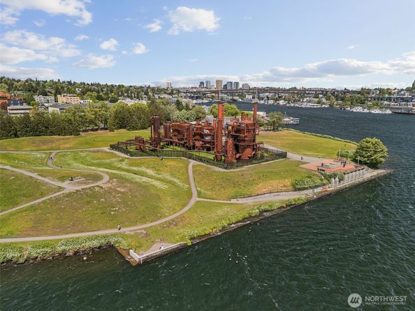 672 NE 40th St, Seattle WA 98105