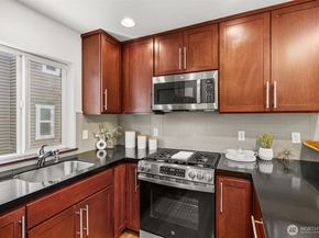 672 NE 40th St, Seattle WA 98105