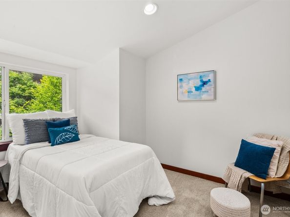 672 NE 40th St, Seattle WA 98105