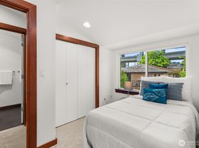 672 NE 40th St, Seattle WA 98105