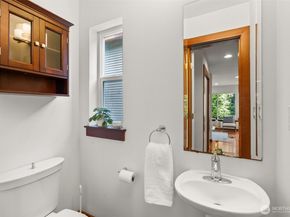 672 NE 40th St, Seattle WA 98105