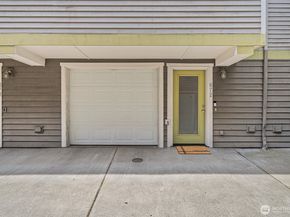 672 NE 40th St, Seattle WA 98105