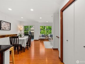 672 NE 40th St, Seattle WA 98105