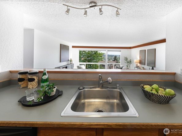 2500 W Manor Place 216, Seattle WA 98199