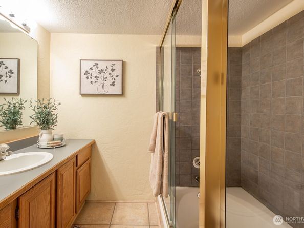 2500 W Manor Place 216, Seattle WA 98199