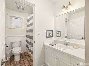 672 Madison Avenue N, Bainbridge Island WA 98110
