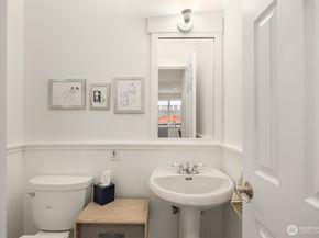 672 Madison Avenue N, Bainbridge Island WA 98110