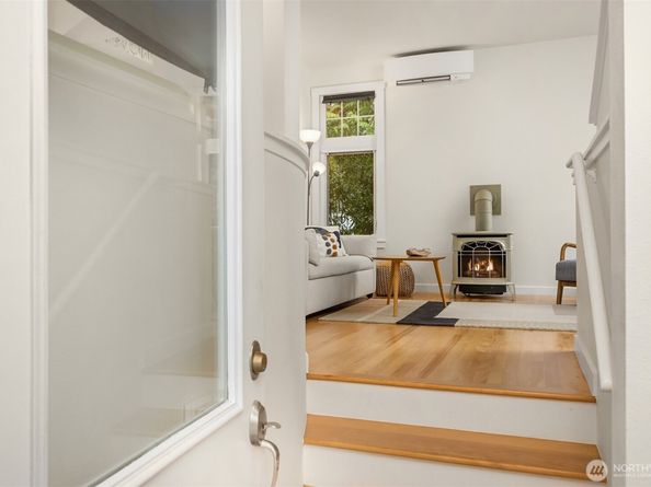 672 Madison Avenue N, Bainbridge Island WA 98110