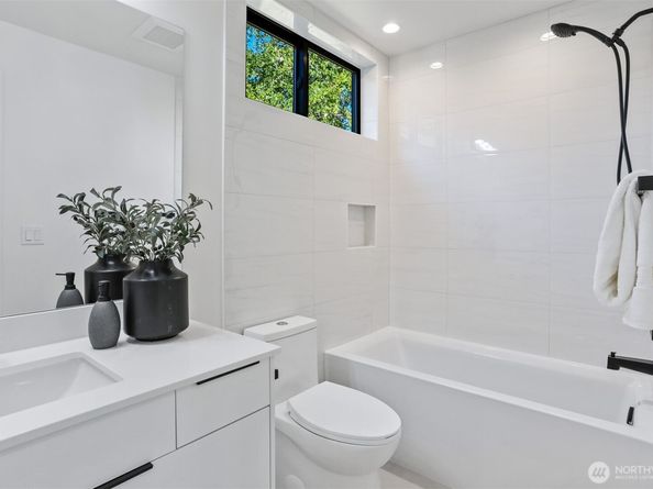 8750 13th Avenue NW B, Seattle WA 98117