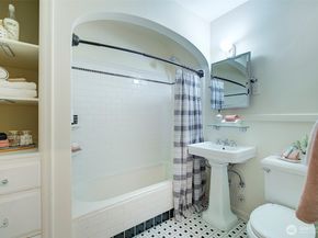323 16th Avenue E 301, Seattle WA 98112