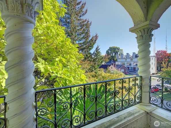 323 16th Avenue E 301, Seattle WA 98112