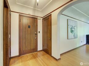323 16th Avenue E 301, Seattle WA 98112