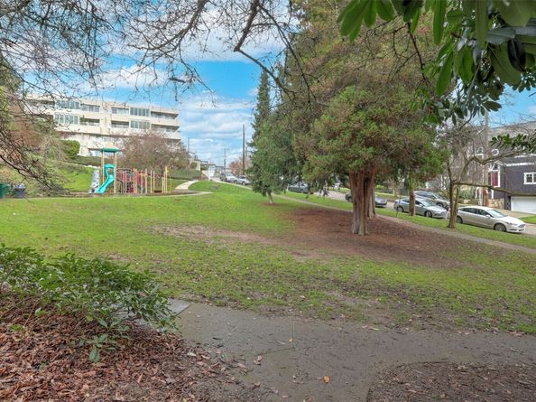 418 Highland Drive 4, Seattle WA 98109