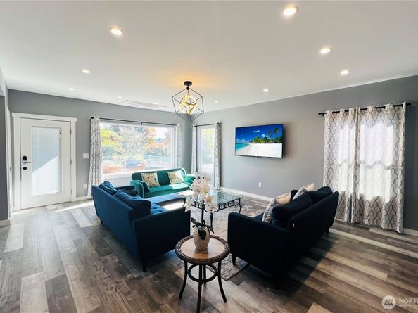 6707 Aurora Avenue N, Seattle WA 98103