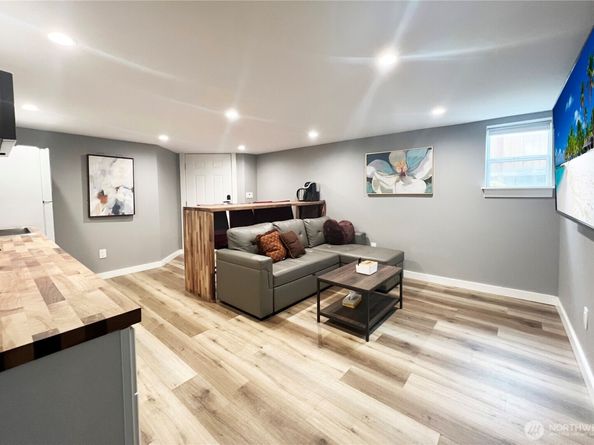 6707 Aurora Avenue N, Seattle WA 98103