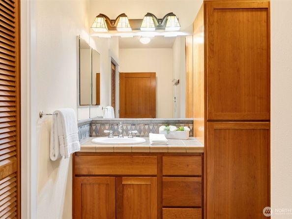 6015 Phinney Avenue N 402, Seattle WA 98103