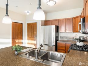 6015 Phinney Avenue N 402, Seattle WA 98103