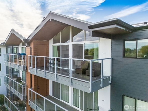 2502 Canterbury Lane E 406, Seattle WA 98112