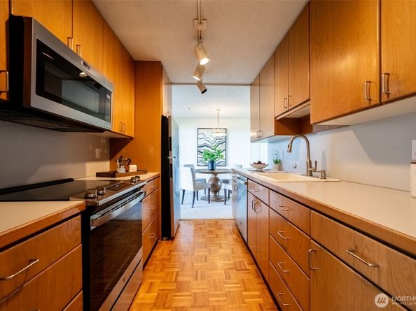 2502 Canterbury Lane E 406, Seattle WA 98112