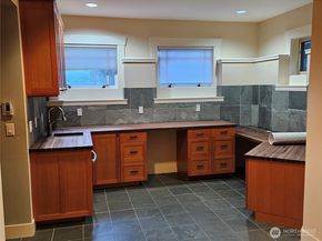 9380 Ferncliff Avenue NE, Bainbridge Island WA 98110