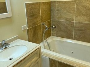 5728 Roosevelt Way NE, Seattle WA 98105