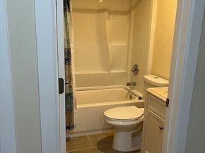 5728 Roosevelt Way NE, Seattle WA 98105