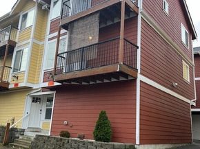 5728 Roosevelt Way NE, Seattle WA 98105