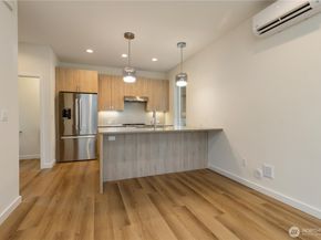 115 N 105th Street B, Seattle WA 98133