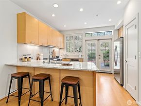 10595 NE 12th Place 102, Bellevue WA 98004