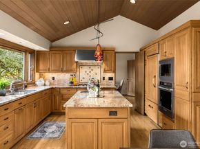 8440 W Mercer Way, Mercer Island WA 98040