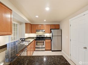 10016 NE 120th Lane F201, Kirkland WA 98034