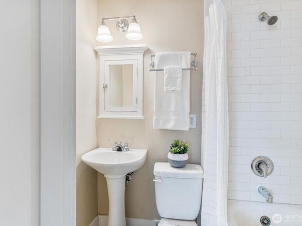 905 NE 43rd Street 111, Seattle WA 98105
