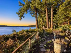 12145 Arrow Point Loop NE, Bainbridge Island WA 98110