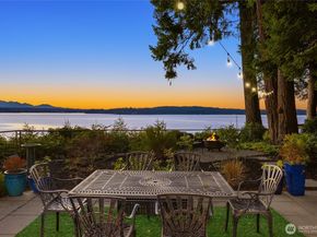 12145 Arrow Point Loop NE, Bainbridge Island WA 98110