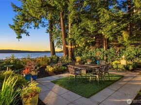 12145 Arrow Point Loop NE, Bainbridge Island WA 98110