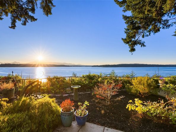 12145 Arrow Point Loop NE, Bainbridge Island WA 98110