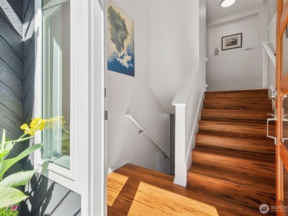 25260 SE Mirrormont Way, Issaquah WA 98027