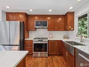 25260 SE Mirrormont Way, Issaquah WA 98027