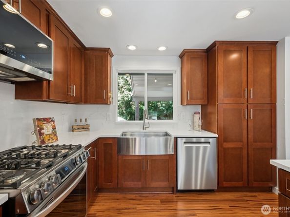 25260 SE Mirrormont Way, Issaquah WA 98027