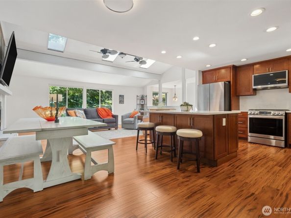 25260 SE Mirrormont Way, Issaquah WA 98027