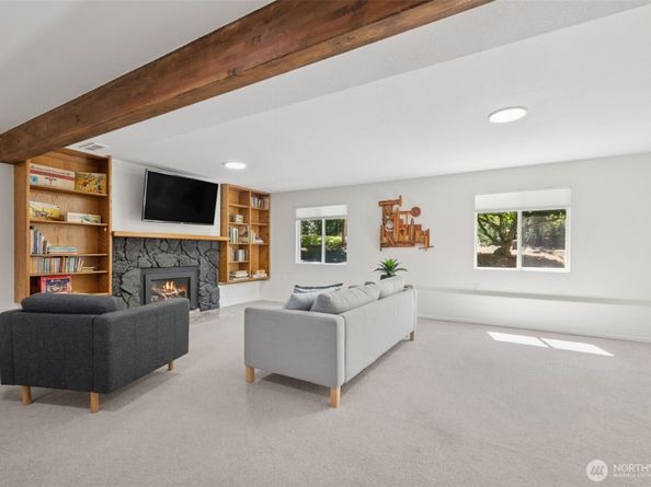 25260 SE Mirrormont Way, Issaquah WA 98027