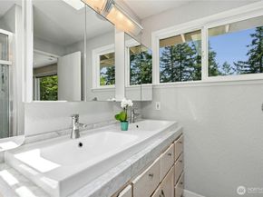 18945 NE 20th Court, Redmond WA 98052