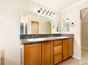 320 Chelan Place NE H1, Renton WA 98059