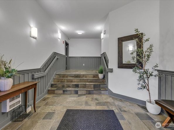 18 Dravus Street 207, Seattle WA 98109