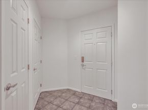 18 Dravus Street 207, Seattle WA 98109