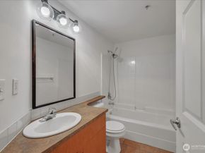 18 Dravus Street 207, Seattle WA 98109