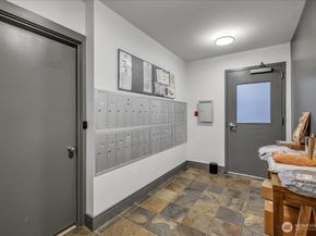 18 Dravus Street 207, Seattle WA 98109