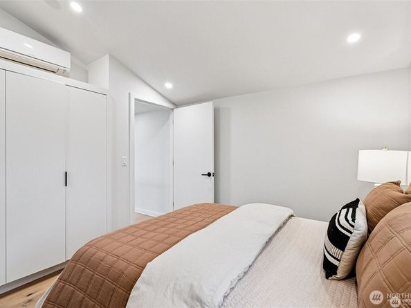 8605 5th Avenue NE B, Seattle WA 98115